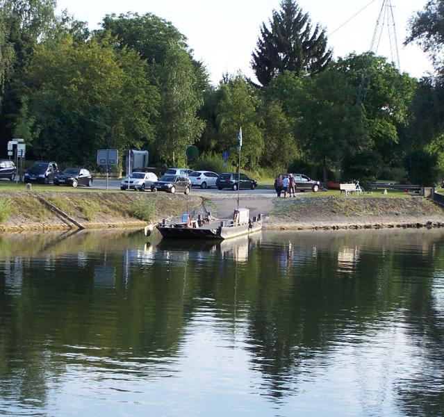 Name:  1403-Rollfaehre-bei-Matting.JPG
Hits: 1298
Größe:  81,7 KB